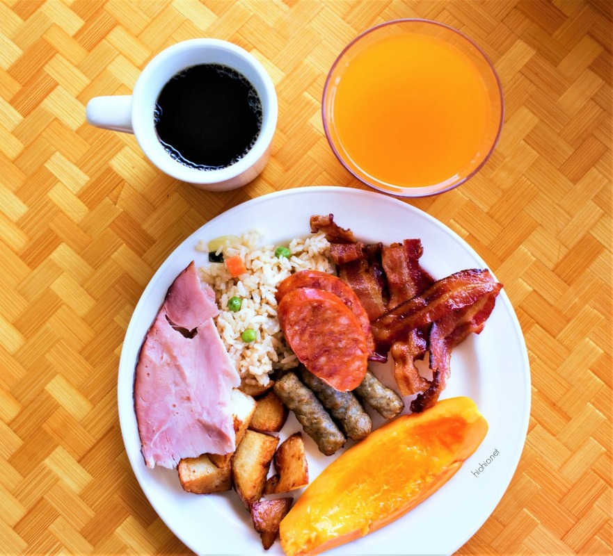 Shorebird Waikiki Restaurant and Beach Bar Oahu (breakfast buffet plate with coffee and passion orange guava juice). 