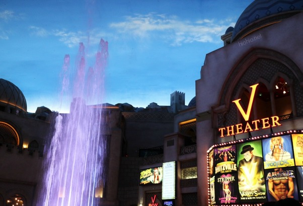 Planet Hollywood Las Vegas (V Theater and fountain). 
